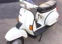 In pellegrinaggio da Milano a Napoli sulla Vespa di Maradona. L'avventura del collezionista