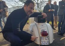 Targhe storiche originali: il ministro Salvini consegna la prima a una Vespa 180 SS 