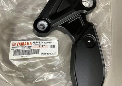 -39P274420000 SUPPORTO PEDANA ANTERIORE YAMAHA FZ8 - Annuncio 9406541