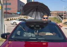 L'uomo più alto del mondo guida una Peugeot 308 dotata di ombrello