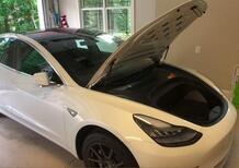 Tesla: il cofano anteriore può aprirsi in marcia, richiamo e aggiornamento