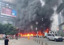 Gravissimo incendio in un parcheggio di moto a Chongqing