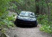 Perso nel bosco con la Porsche Panamera su un sentiero largo un metro: il video del salvataggio