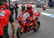 MotoGP 2025. GP dei Paesi Bassi ad Assen. Marc Marquez e un venerdì con due cadute importanti: "Come ricevere una pietra in faccia, ma sono veloce"