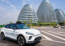 Guerra fra USA e Cina: il terreno di scontro sono le auto a guida autonoma di Tesla e Apollo Go di Baidu