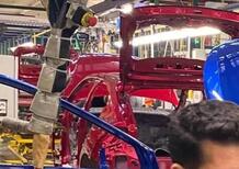 Nuova Renault Clio: avvistati i primi esemplari della sesta generazione nell’impianto turco di Bursa, debutto ufficiale al Salone di Monaco [Foto Spia]