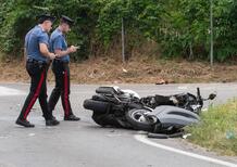 Incidente moto. Due ragazzi travolti da un'auto contromano: motociclista in coma