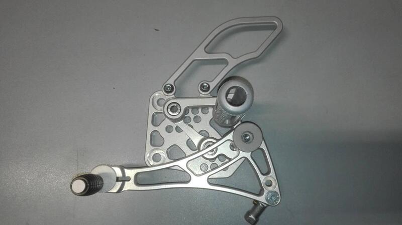 Pedane arretrate racing Suzuki GSX-R 600 e 750 Euro Racing (3)