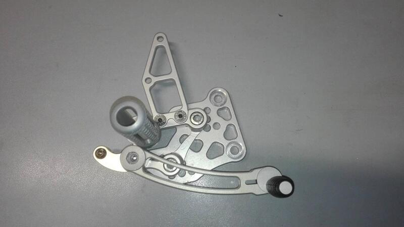 Pedane arretrate racing Suzuki GSX-R 600 e 750 Euro Racing (6)