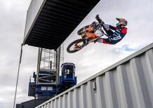 Un backflip tra due camion in movimento. La nuova impresa di Luc Ackermann