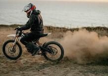 Due ruote elettriche a doppia velocità ad agosto: calano gli scooter ma crescono le moto!