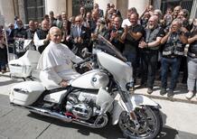 Papa Leone XIV firma una BMW R18: andrà all'asta in beneficenza. Le foto [GALLERY]
