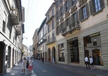 Milano, nuova ZTL in centro dal 15 settembre: fasce orarie, deroghe e chi può accedere, quello che bisogna sapere. Moto salve fino al 2026