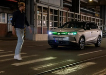 Opel Grandland diventa un semaforo vivente: la nuova comunicazione luminosa per auto autonome