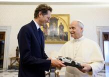 John Elkann in Vaticano: regala una Ferrari al Papa Leone XIV