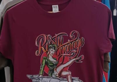 T-SHIRT RUSTY GARAGE PIN-UP COLORE BORDEAUX - Annuncio 9838067