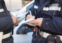 Motociclisti tedeschi fermati: senza targa, tra impennate e guida contromano 
