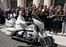 La BMW R 18 Transcontinental del Papa aggiudicata all’asta per 156.000euro 