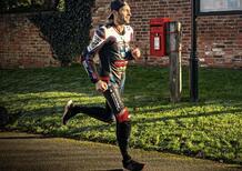 Sylvain Guintoli in tuta di pelle alla Maratona di Londra