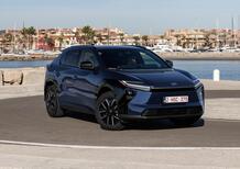 Toyota bZ4X: il SUV elettrico si evolve con più potenza, efficienza e comfort. Arriva a dicembre 2025