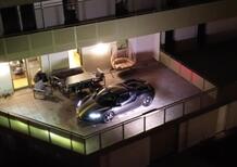 Parcheggia la Ferrari da 300.000 euro sul balcone di casa: "Volevo una teca di vetro illuminata". Poi arriva la polizia