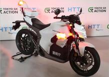 Tokyo punta sulle moto elettriche: debutta la Honda WN7 della Polizia