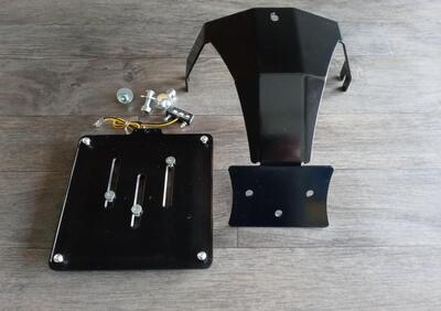 Portatarga italiana centrale nero con luce targa a  - Annuncio 9073942