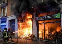 Incendio in un negozio di bici elettriche a Milano, evacuato il palazzo e 22 persone assistite