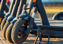 Cremona, trasloco in monopattino... ed il video sbanca il web!