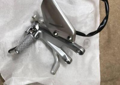 PEDANA ANTERIORE DESTRA COMPLETA PER HONDA CBR 100 - Annuncio 9934666