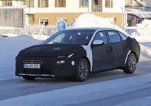 Hyundai Elantra 2026: la berlina coreana sfida il trend elettrico con design futuristico e motori termici