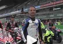 Il pilota Guintoli in tuta in pelle in omaggio al figlio che non c’è più [VIDEO]