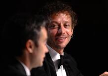 "È una cena incredibile questa, ahhahaha" ha detto Valentino Rossi, al tavolo con altri campioni: "Non guiderò più una MotoGP. Bez è il più in forma" [VIDEO]
