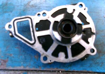 ALLOGGIAMENTO POMPA REFRIGERANTE KAWASAKI ER6n - Annuncio 9982174