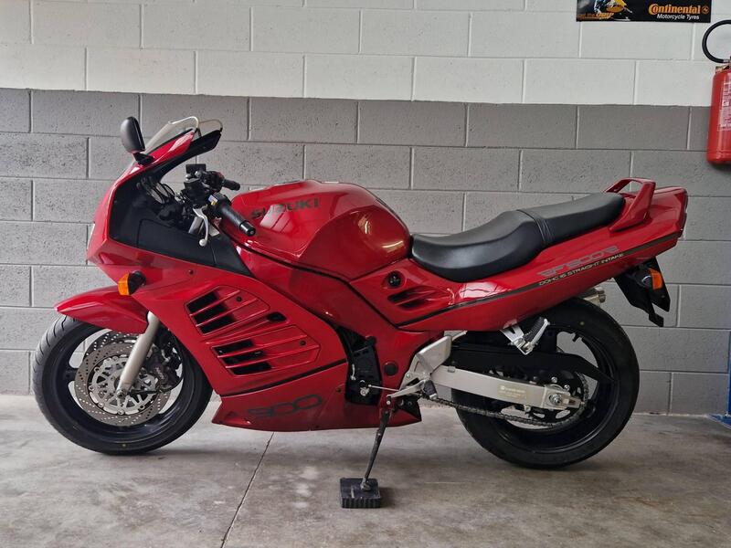 Suzuki RF900 (6)