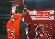 MotoGP 2026. GP di Spagna. Pecco Bagnaia scherza sul viaggio in Giappone di Marc Marquez: "Ti piace fare rumore". Un weekend di alti e bassi nel box Ducati [VIDEO]