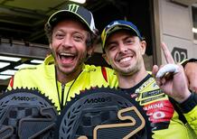 MotoGP 2026. GP di Catalunya. Valentino Rossi scherza con Fabio Di Giannantonio dopo la vittoria a Barcellona: "Sei sicuro di voler andare via?" [VIDEO]