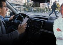 Lo smartphone al volante, la calamità del nostro tempo che nessuno sembra voler risolvere davvero [VIDEO]